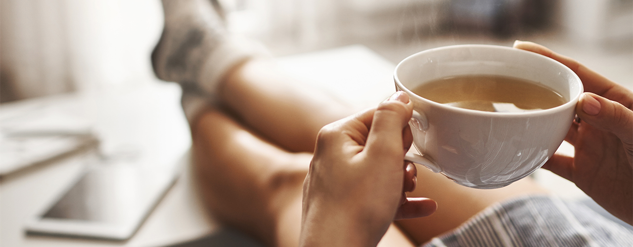 自宅でくつろぐ様子